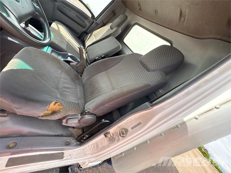 Isuzu NPR Camiones caja cerrada