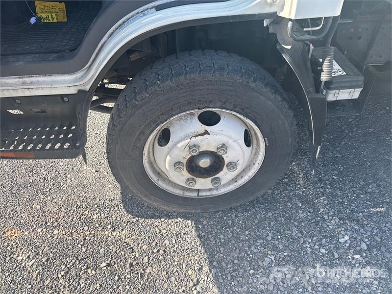 Isuzu NPR Camiones caja cerrada