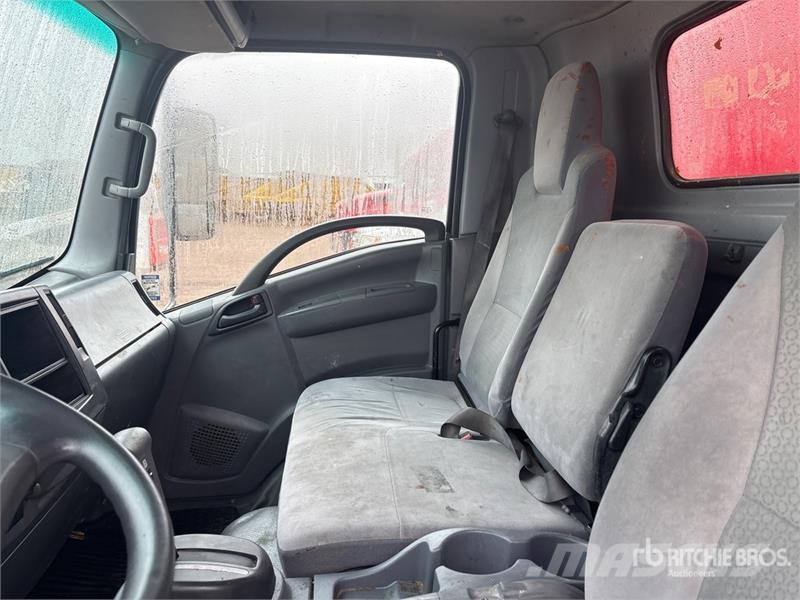Isuzu NPR Dobozos teherautók