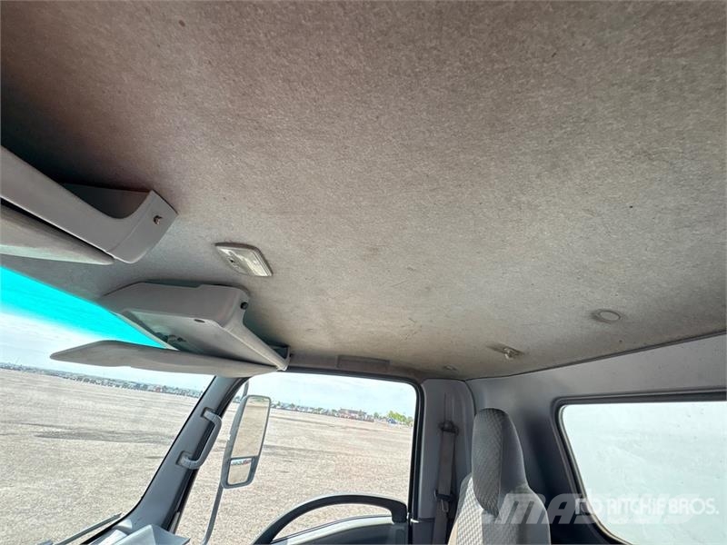 Isuzu NPR Camiones caja cerrada