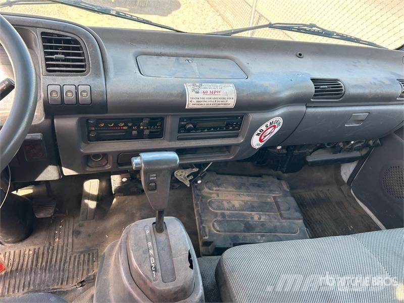 Isuzu NPR Pritschenwagen/Pritschenwagen mit Seitenklappe