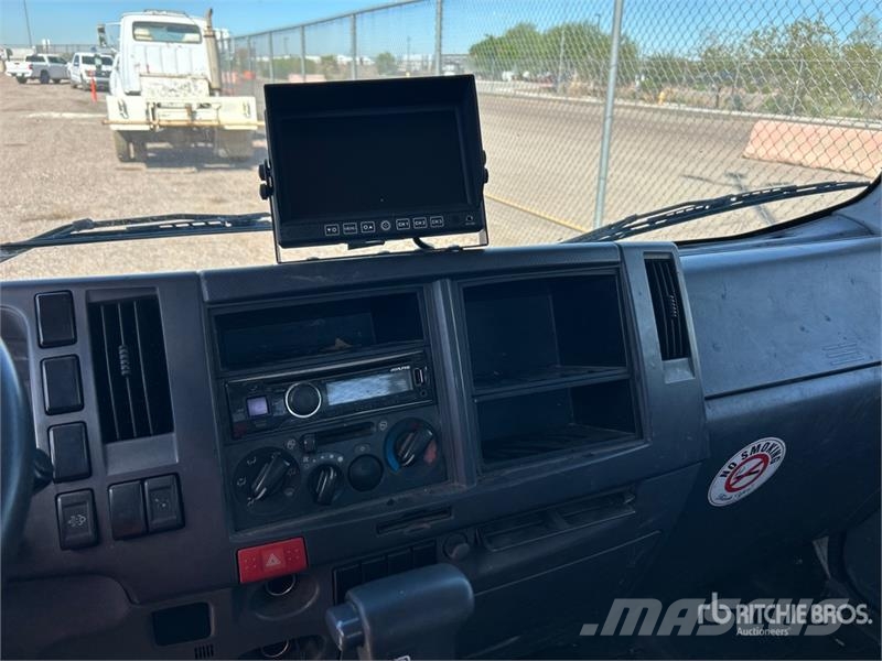 Isuzu NPR Pritschenwagen/Pritschenwagen mit Seitenklappe