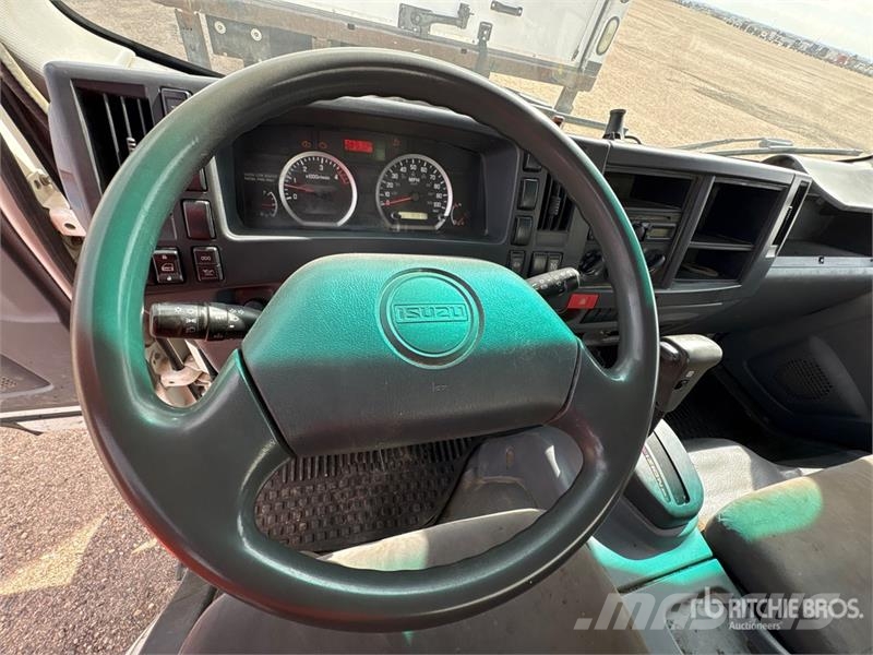 Isuzu NPR Camiones caja cerrada