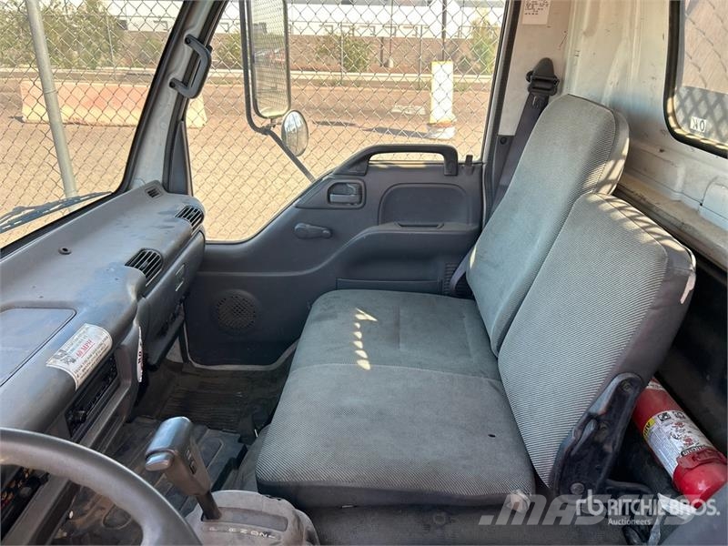Isuzu NPR Pritschenwagen/Pritschenwagen mit Seitenklappe