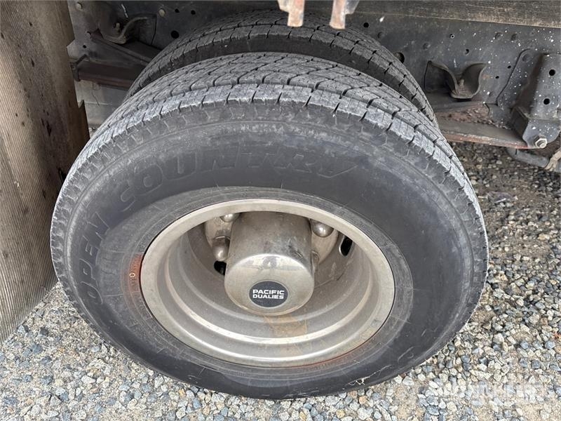 Isuzu NPR Kamioni sa otvorenim sandukom