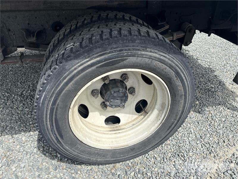 Isuzu NPR Flatbed kamyonlar
