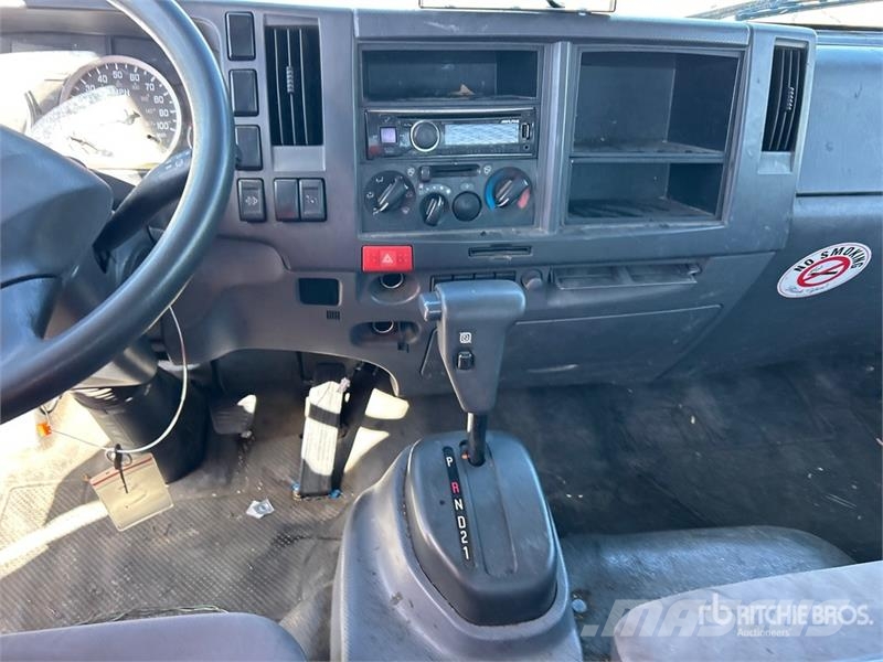 Isuzu NPR Pritschenwagen/Pritschenwagen mit Seitenklappe