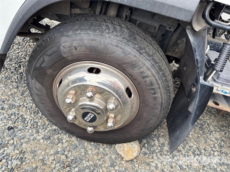Isuzu NPR Kamioni sa otvorenim sandukom