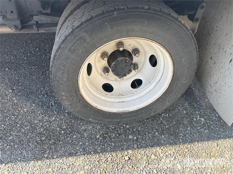 Isuzu NPR Camiones caja cerrada