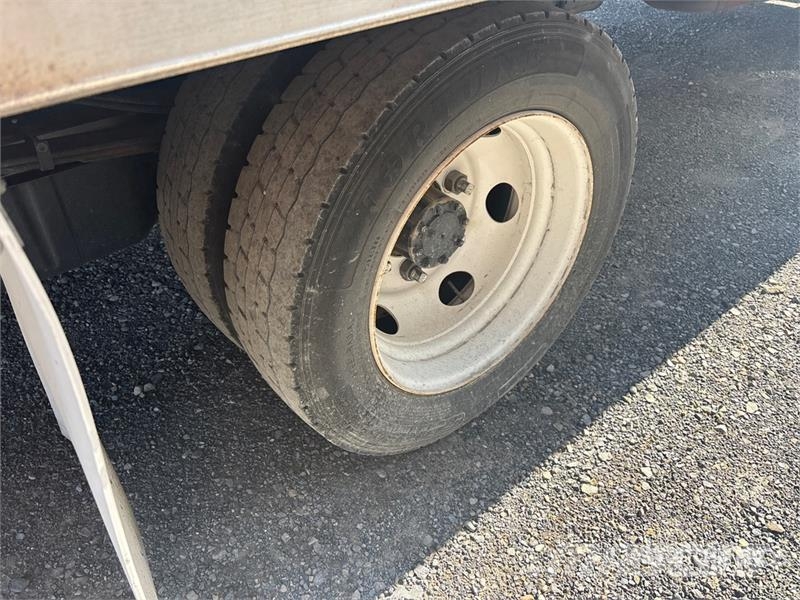 Isuzu NPR Camiones caja cerrada