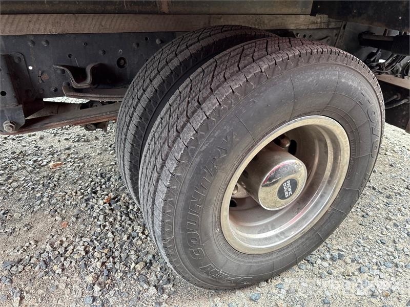 Isuzu NPR Kamioni sa otvorenim sandukom