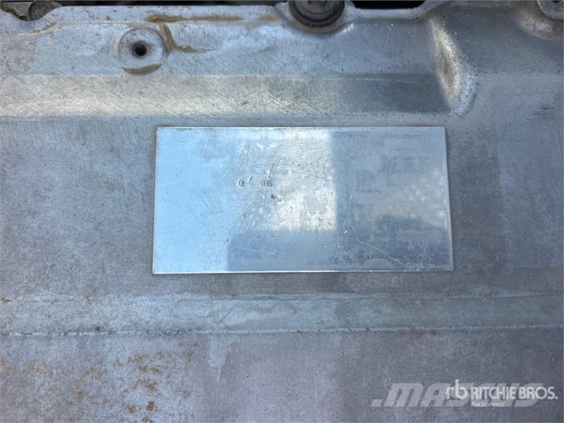 Isuzu NPR Pritschenwagen/Pritschenwagen mit Seitenklappe