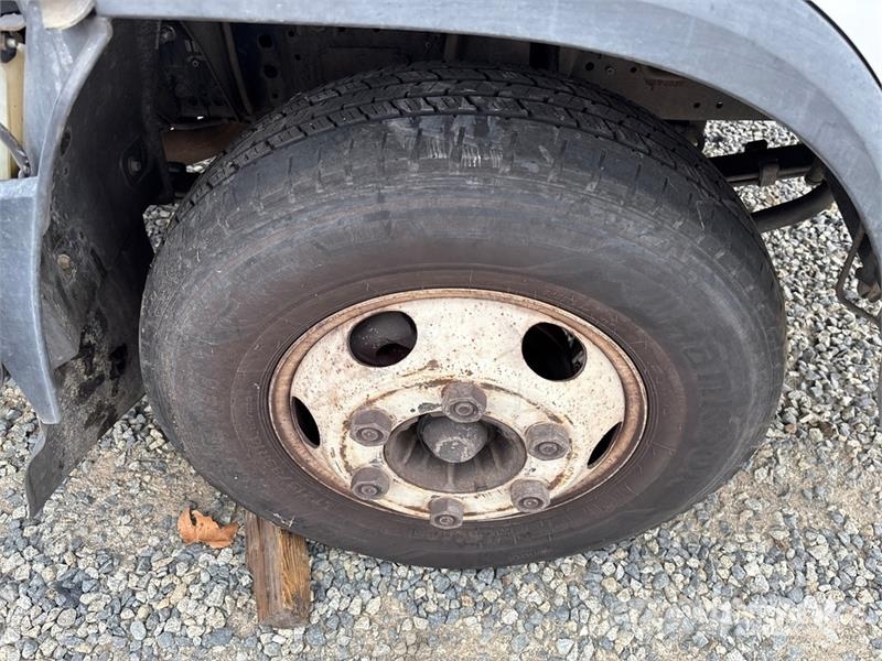 Isuzu NPR Kamioni sa otvorenim sandukom