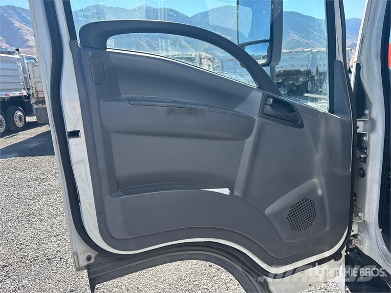 Isuzu NPR Camiones caja cerrada