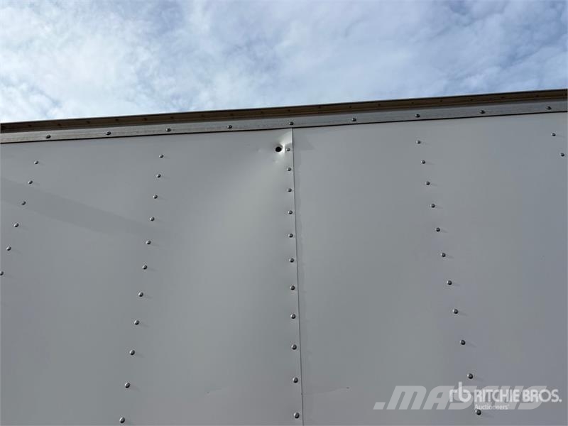 Isuzu NPR Camiones caja cerrada