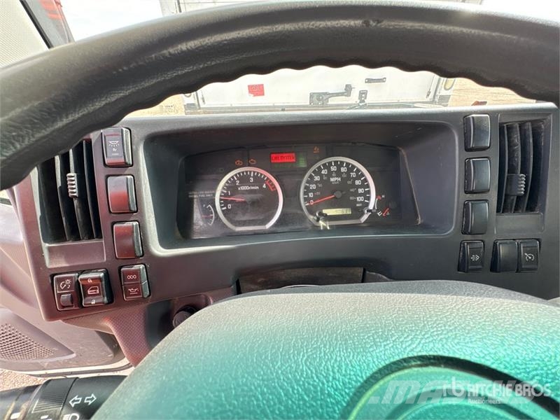 Isuzu NPR Camiones caja cerrada