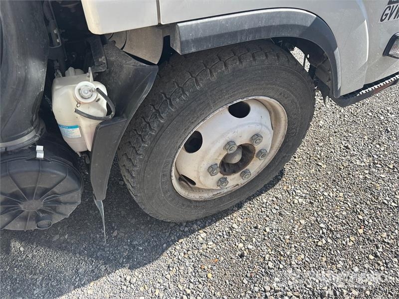 Isuzu NPR Camiones caja cerrada