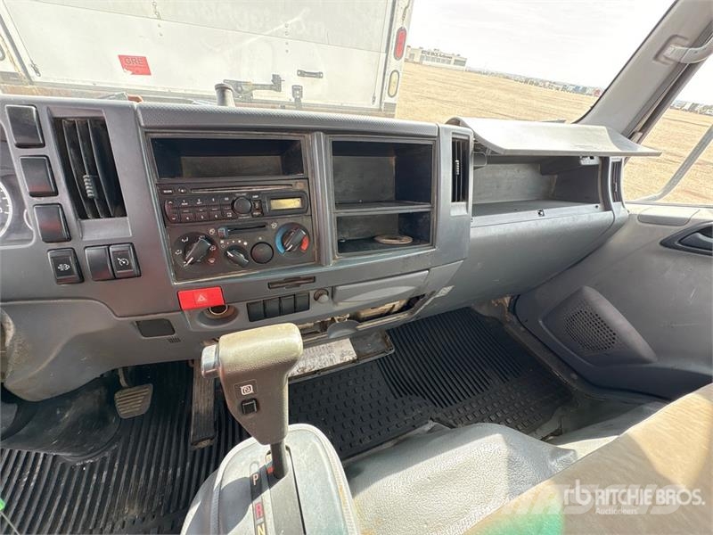Isuzu NPR Camiones caja cerrada