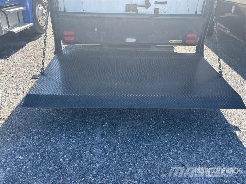 Isuzu NPR Camiones caja cerrada