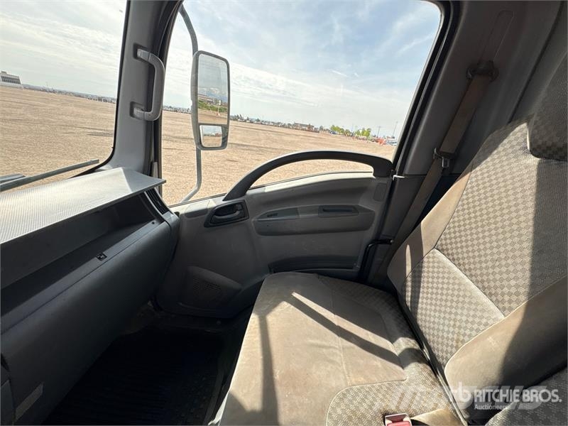 Isuzu NPR Camiones caja cerrada
