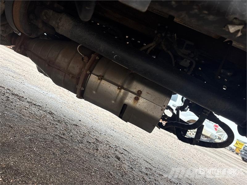 Isuzu NPR Dobozos teherautók