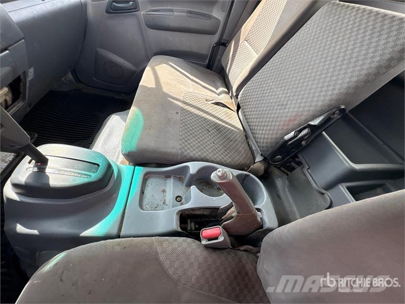 Isuzu NPR Camiones caja cerrada
