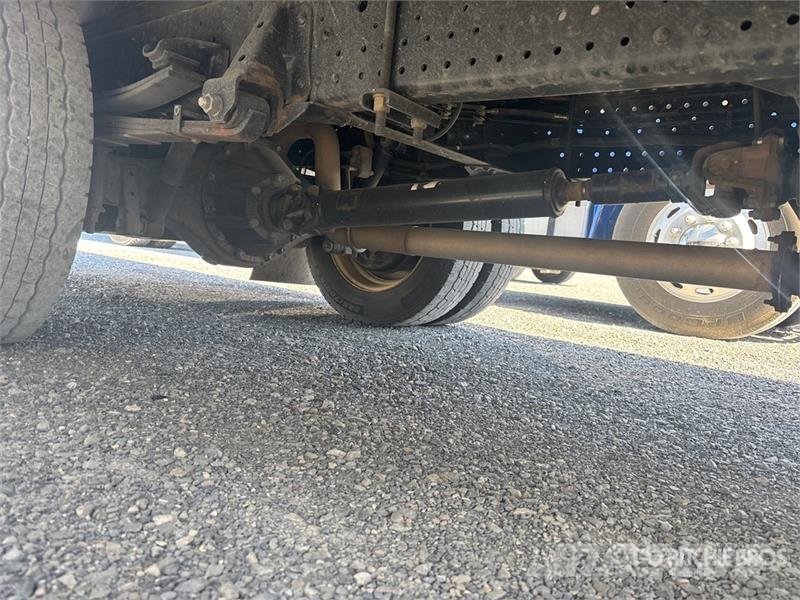 Isuzu NPR Camiones caja cerrada