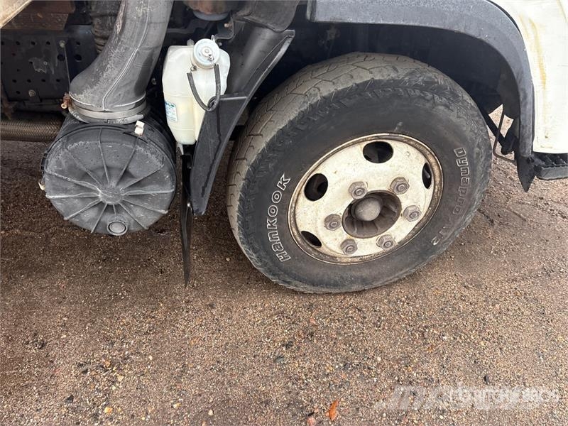 Isuzu NPR Dobozos teherautók