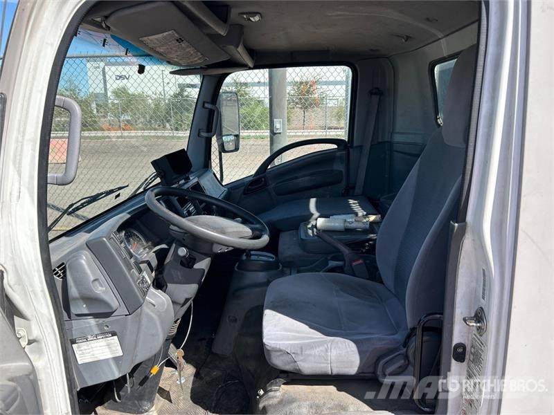 Isuzu NPR Pritschenwagen/Pritschenwagen mit Seitenklappe