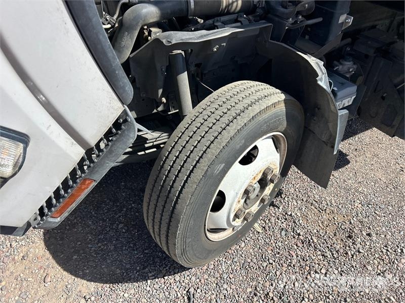 Isuzu NPR Pritschenwagen/Pritschenwagen mit Seitenklappe