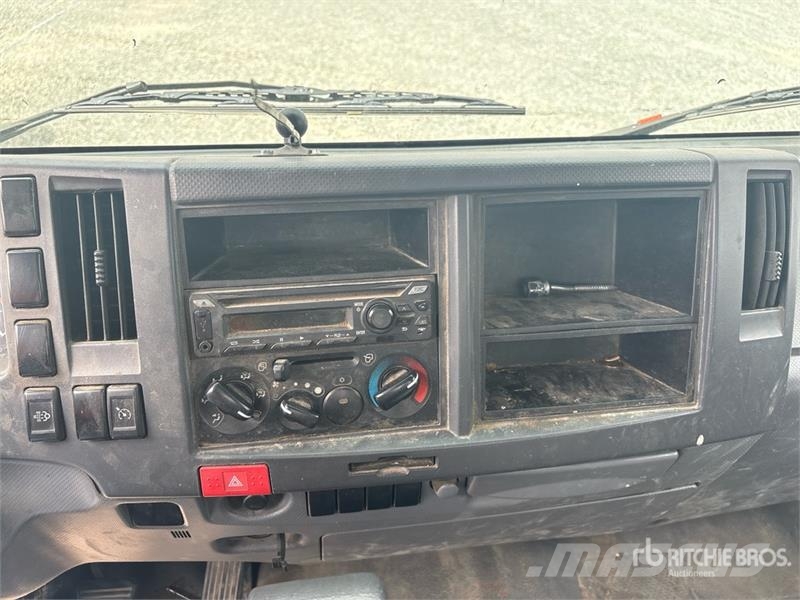 Isuzu NPR Flatbed kamyonlar