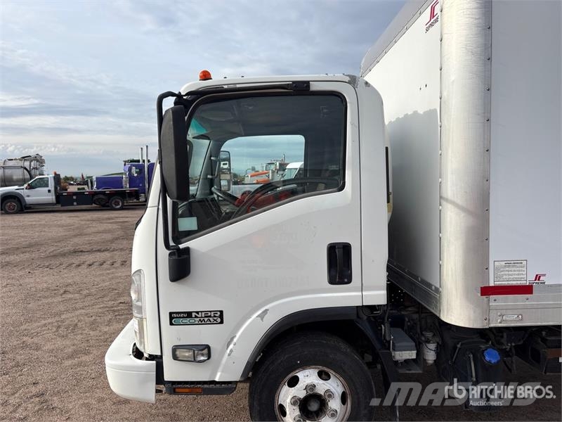 Isuzu NPR Camiones caja cerrada