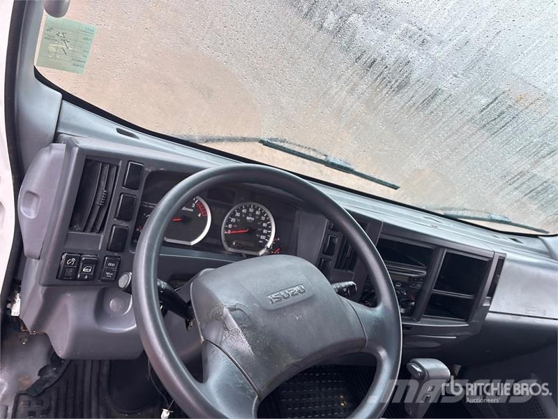 Isuzu NPR Dobozos teherautók