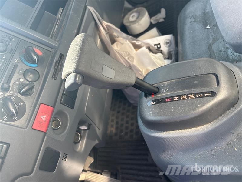 Isuzu NPR Camiones caja cerrada
