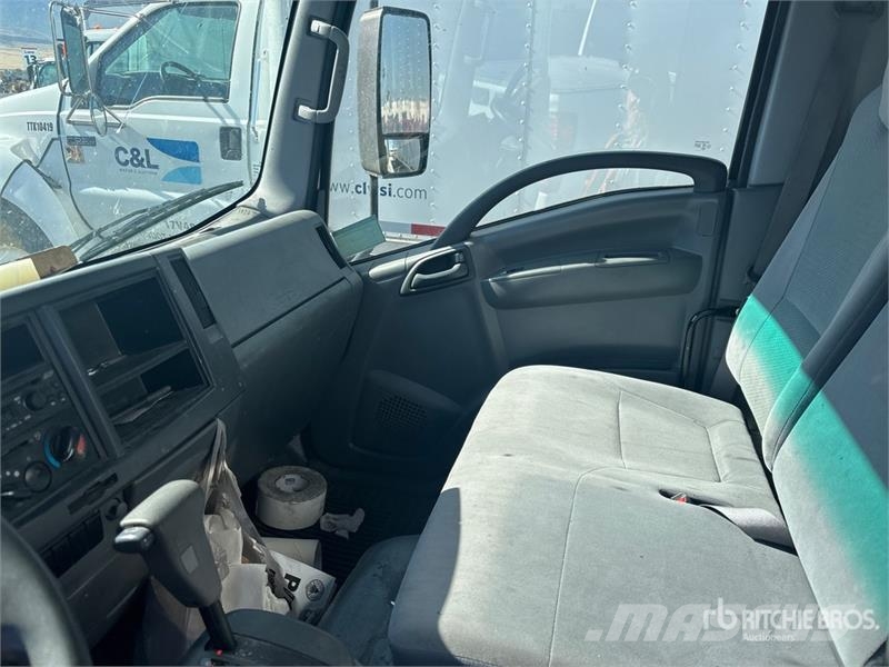 Isuzu NPR Camiones caja cerrada