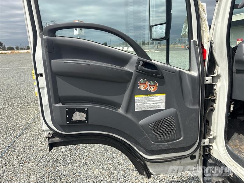 Isuzu NPR Flatbed kamyonlar