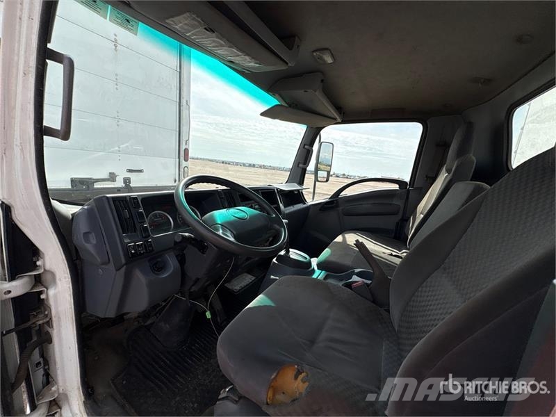 Isuzu NPR Camiones caja cerrada