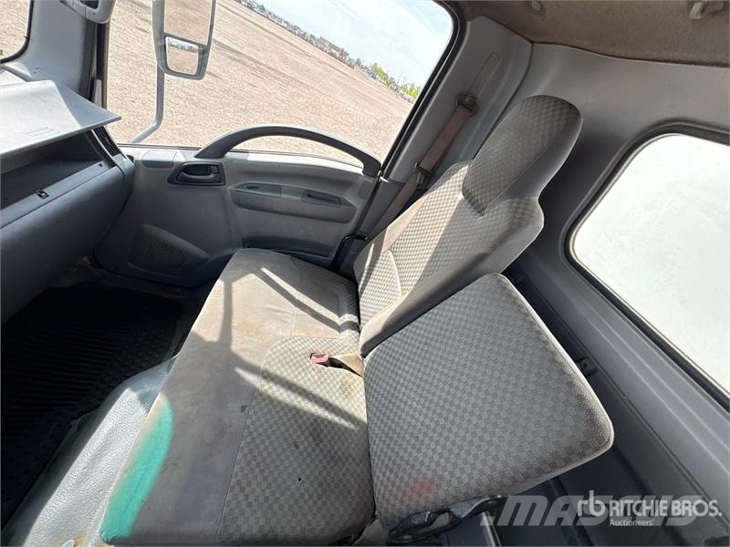 Isuzu NPR Camiones caja cerrada