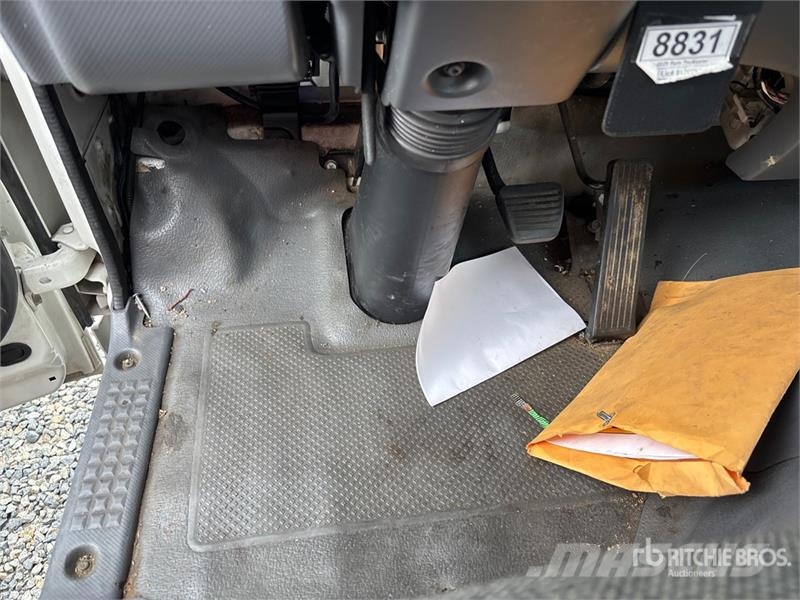 Isuzu NPR Kamioni sa otvorenim sandukom