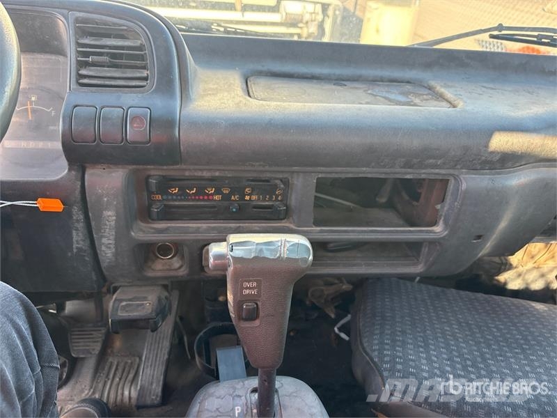 Isuzu NPR 4x2 Spray Truck Andre lastebiler