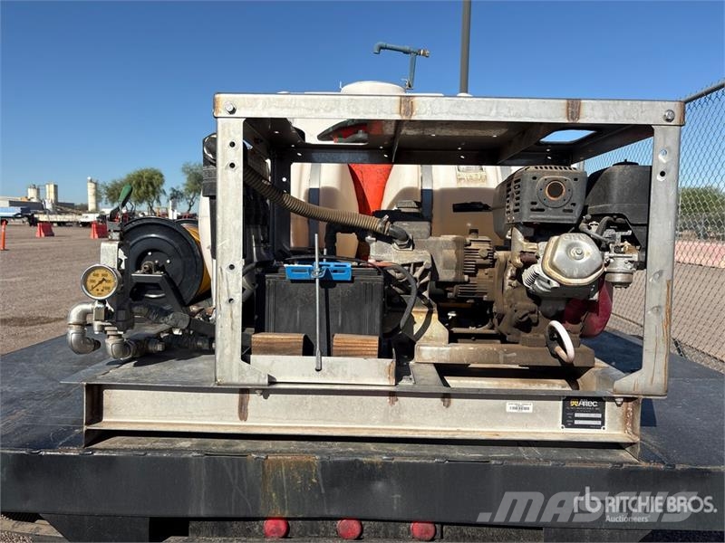 Isuzu NPR 4x2 Spray Truck Andre lastebiler