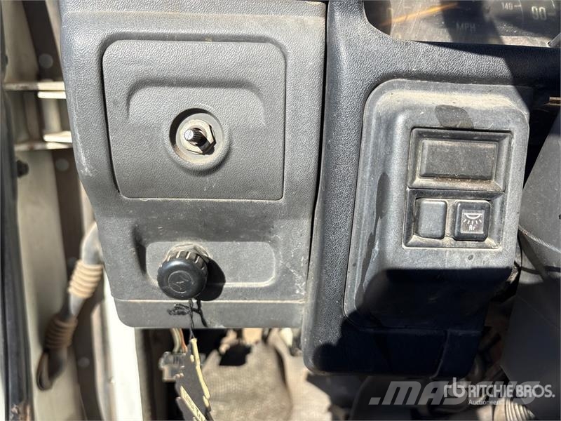 Isuzu NPR 4x2 Spray Truck Andre lastebiler