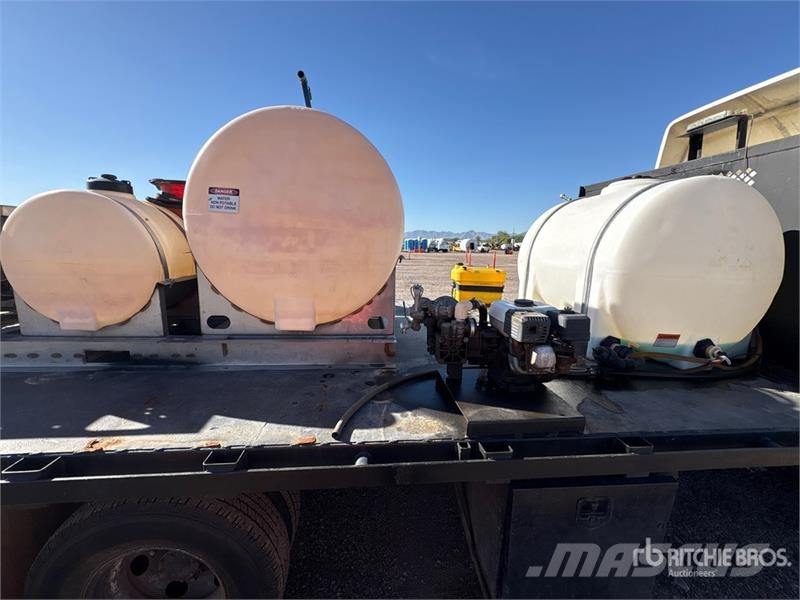 Isuzu NPR 4x2 Spray Truck Andre lastebiler