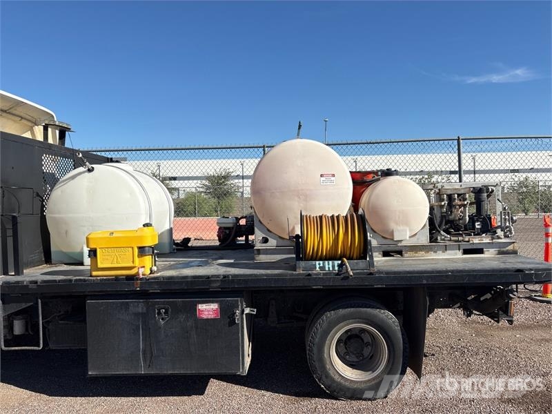 Isuzu NPR 4x2 Spray Truck Andre lastebiler