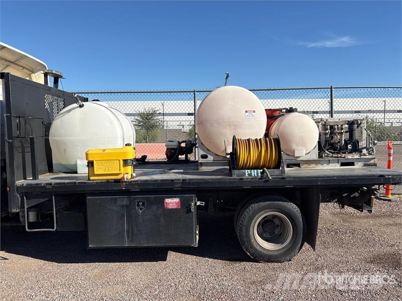 Isuzu NPR 4x2 Spray Truck Andre lastebiler