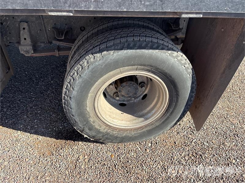 Isuzu NPR 4x2 Spray Truck Andre lastebiler