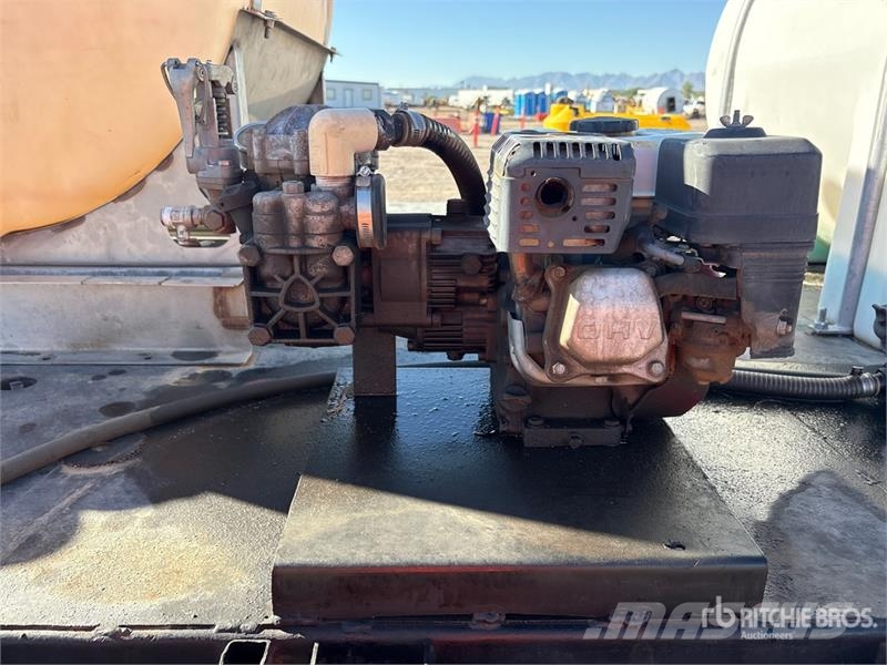 Isuzu NPR 4x2 Spray Truck Andre lastebiler