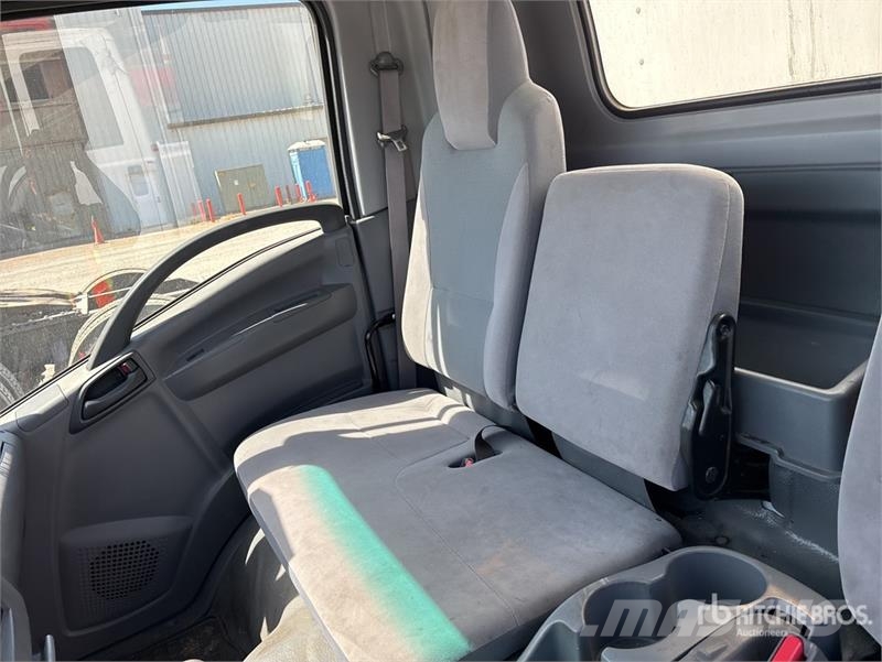 Isuzu NPR HD Camiones caja cerrada