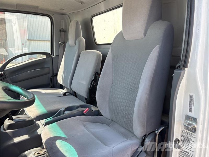 Isuzu NPR HD Camiones caja cerrada