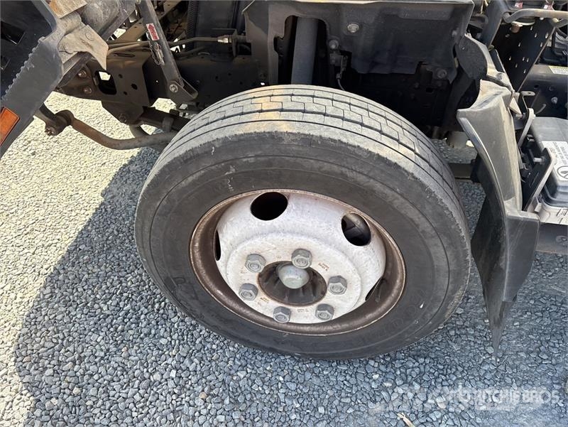 Isuzu NPR HD Camiones caja cerrada